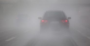 Na imagem é possível ter a visão da perspectiva do parabrisa do carro ao dirigir com neblina em uma estrada