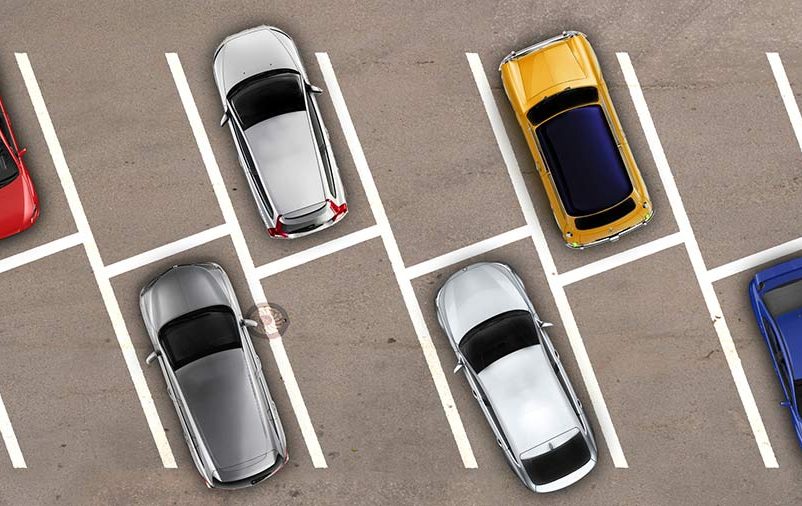 imagem de cinco carros no estacionamento um de cada cor representando o envelopamento de teto automotivo