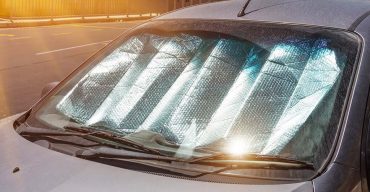 Vemos uma proteção de carro no vidro. Saiba como o sol e chuva prejudicam o carro!