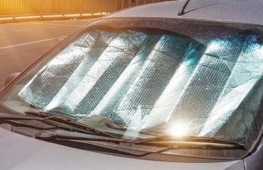 Vemos uma proteção de carro no vidro. Saiba como o sol e chuva prejudicam o carro!