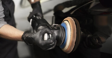 homem-fazendo-polimento-automotivo-na-veluplast