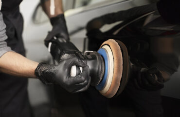 Polimento, cristalização e vitrificação homem-fazendo-polimento-automotivo-na-veluplast