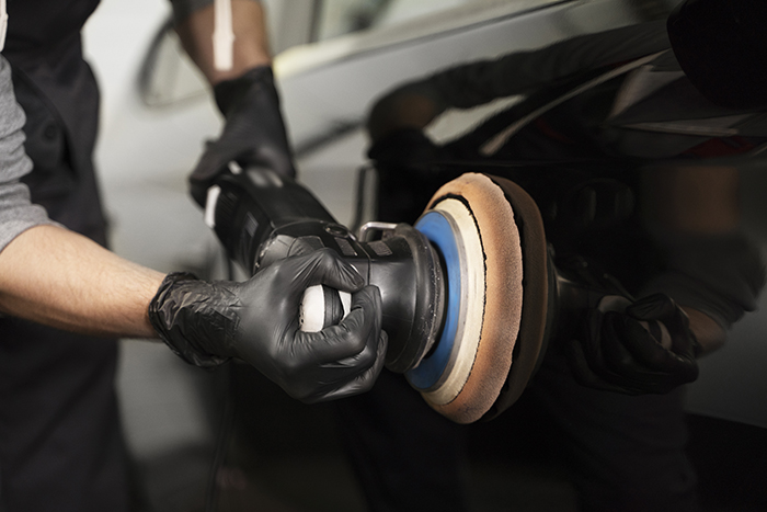 homem-fazendo-polimento-automotivo-na-veluplast